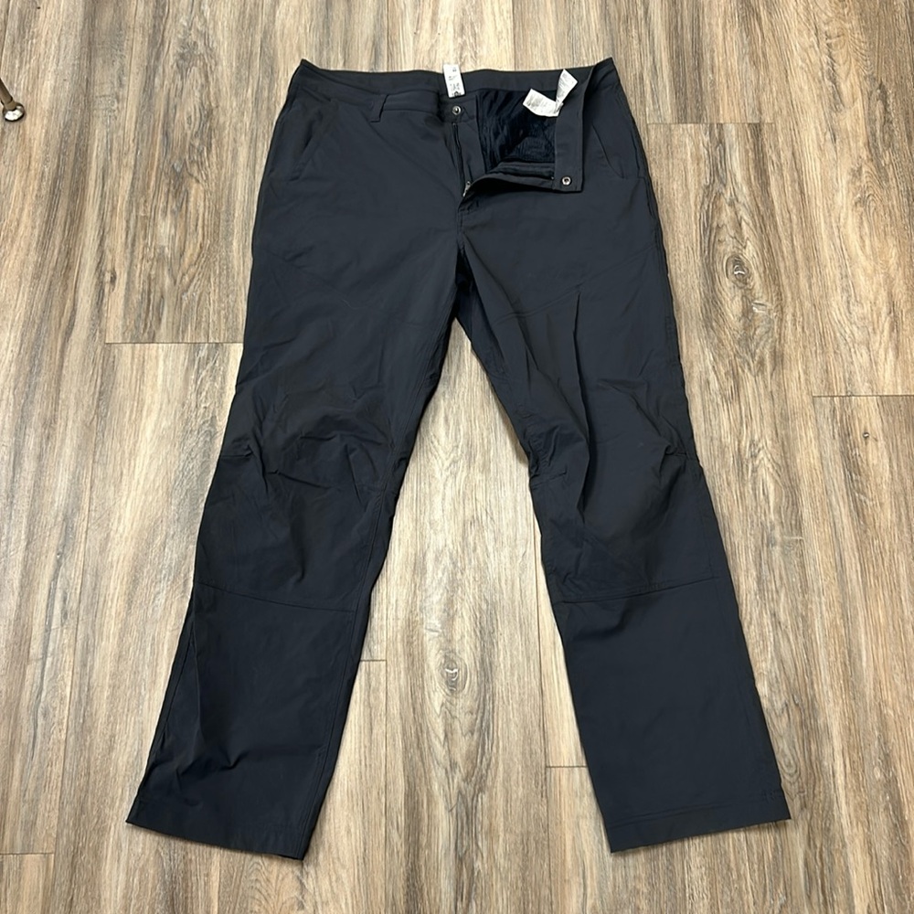 Mountain Hardwear hiking pants. Super stretchy. Size 36. EUC.
